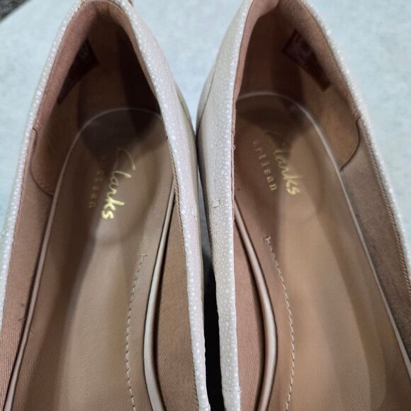 🐢 Clarks Artesian Size 8 2" Wedge Tan - Picture 5 of 17